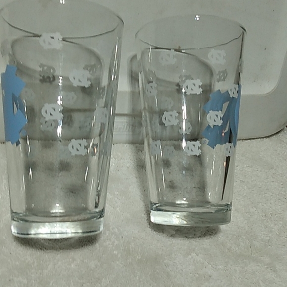Great 🎁 University of North Carolina Tar Heels (2) Glasses - Picture 6 of 6